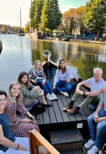 Bootje varen in Gouda tijdens Intermedius uitje